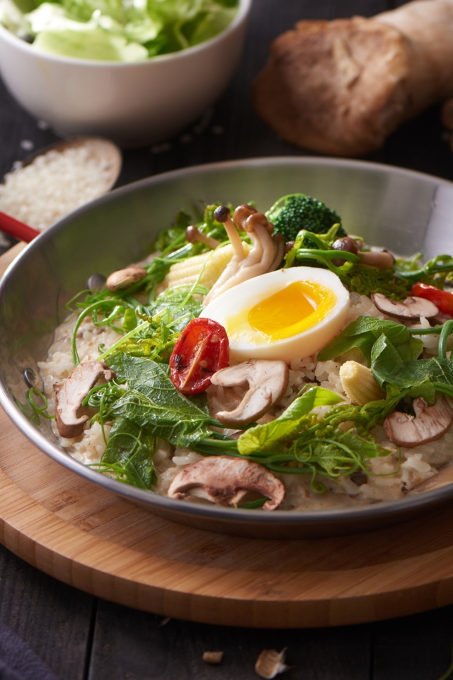 Вкусный рис с овощами и яйцом на столе