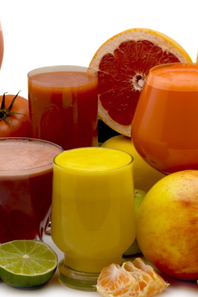 Разные свежие соки на белом фоне с фруктами