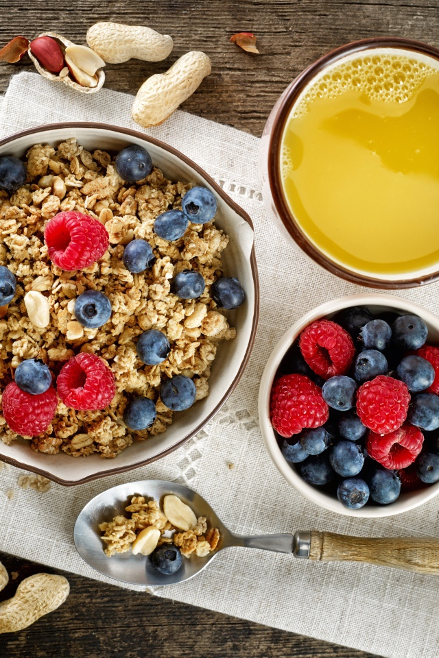 Хлопья с ягодами на столе с соком