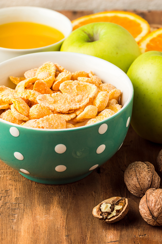 Хлопья с фруктами и орехами на столе