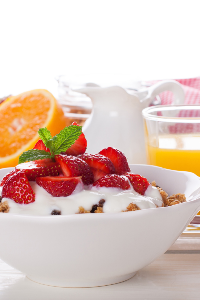 Хлопья с йогуртом и клубникой на завтрак с соком