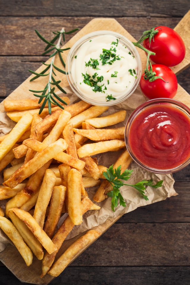 Картофель фри с соусом и кетчупом на доске