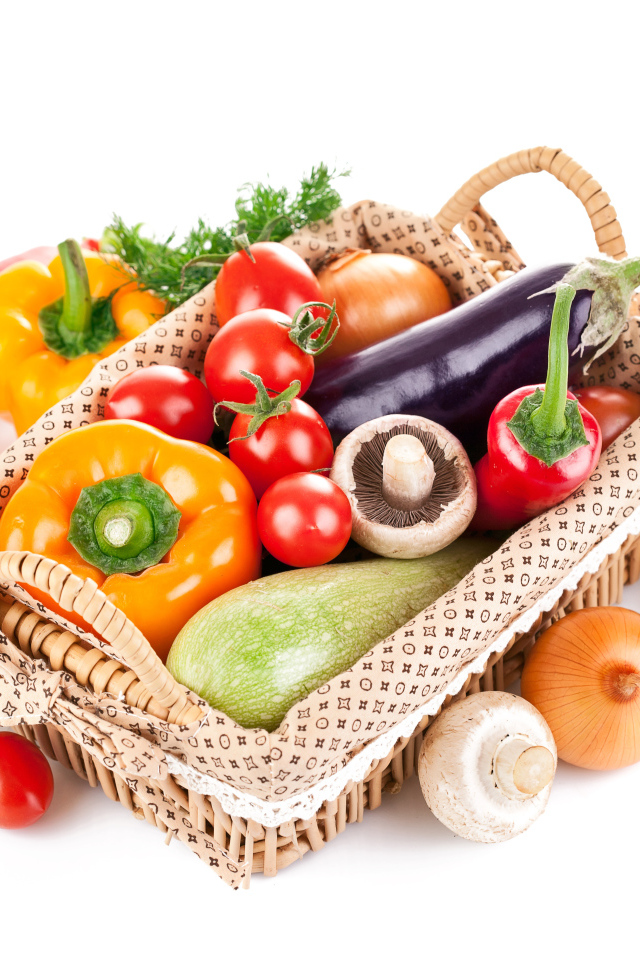 Свежие овощи в корзине на белом фоне