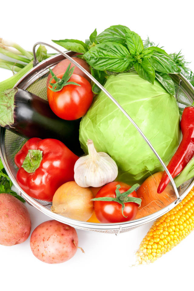 Свежие овощи на белом фоне 