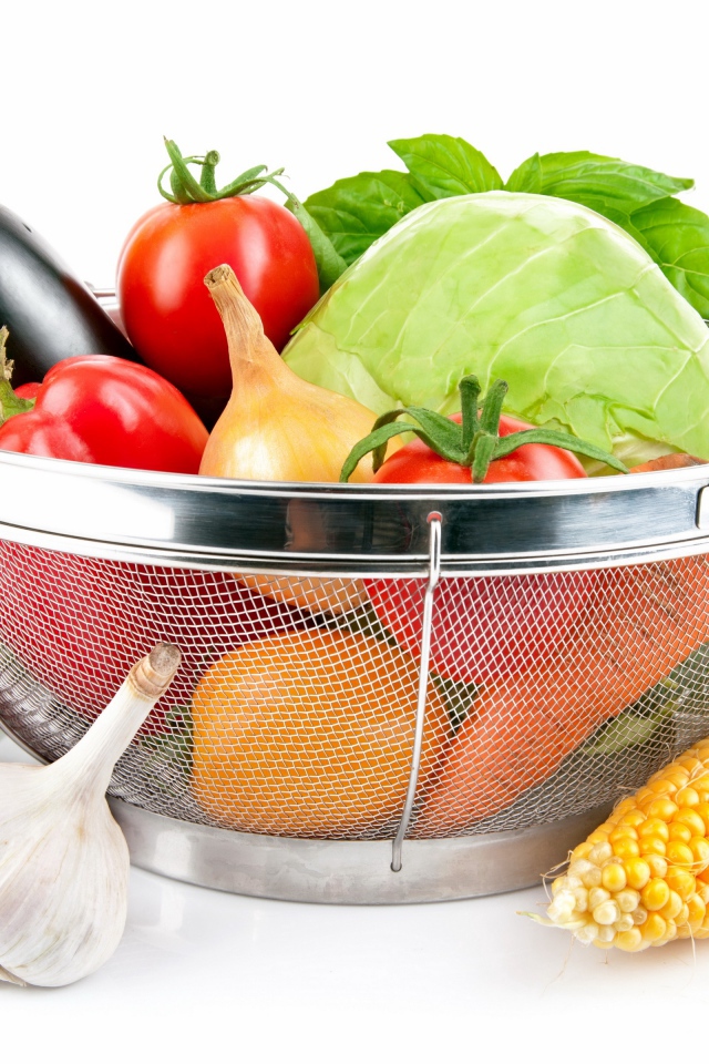 Свежие овощи помидоры, капуста, баклажаны, кукуруза и картофель с чесноком на белом фоне