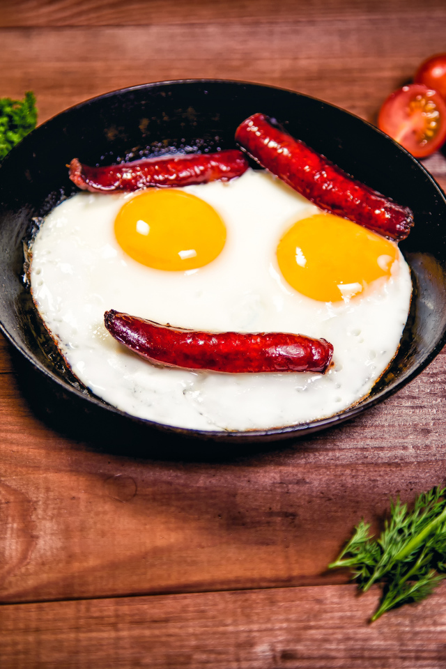 Яичница с сосисками на сковороде