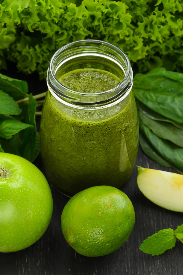 Зеленые смузи с яблоком, лаймом, зеленью 