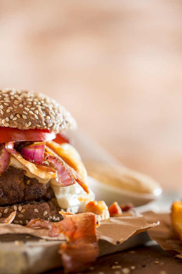 Гамбургер на столе с картофелем и бокалом пива