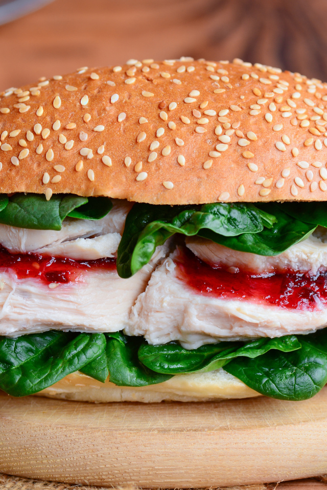 Гамбургер с курицей и зелеными листьями шпината