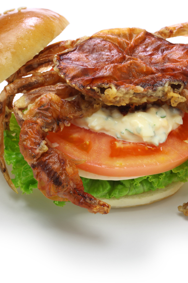 Гамбургер с овощами и крабом на белом фоне