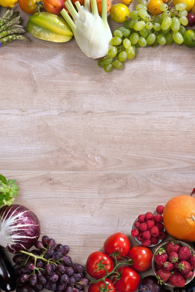 Сердце из овощей на деревянном фоне 