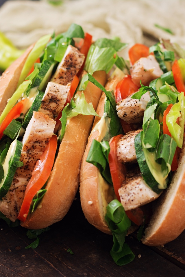 Хотдог с курицей и овощами