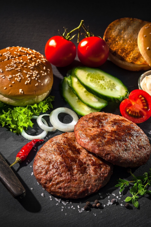 Ингредиенты для гамбургера на столе 