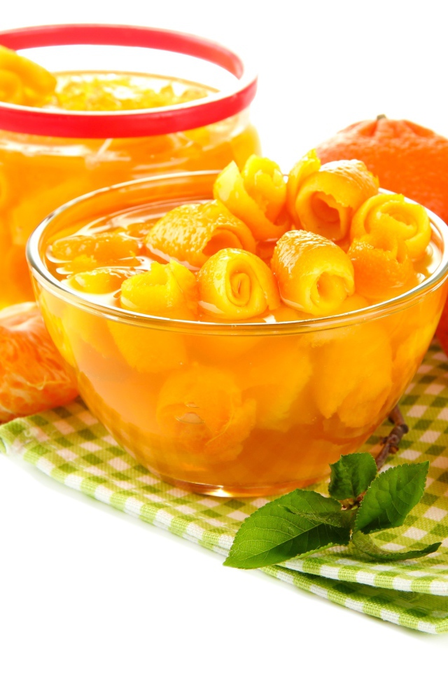 Варенье из мандариновых корок со свежими фруктами на столе