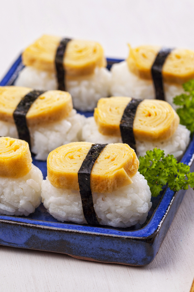 Японская еда на столе с палочками  