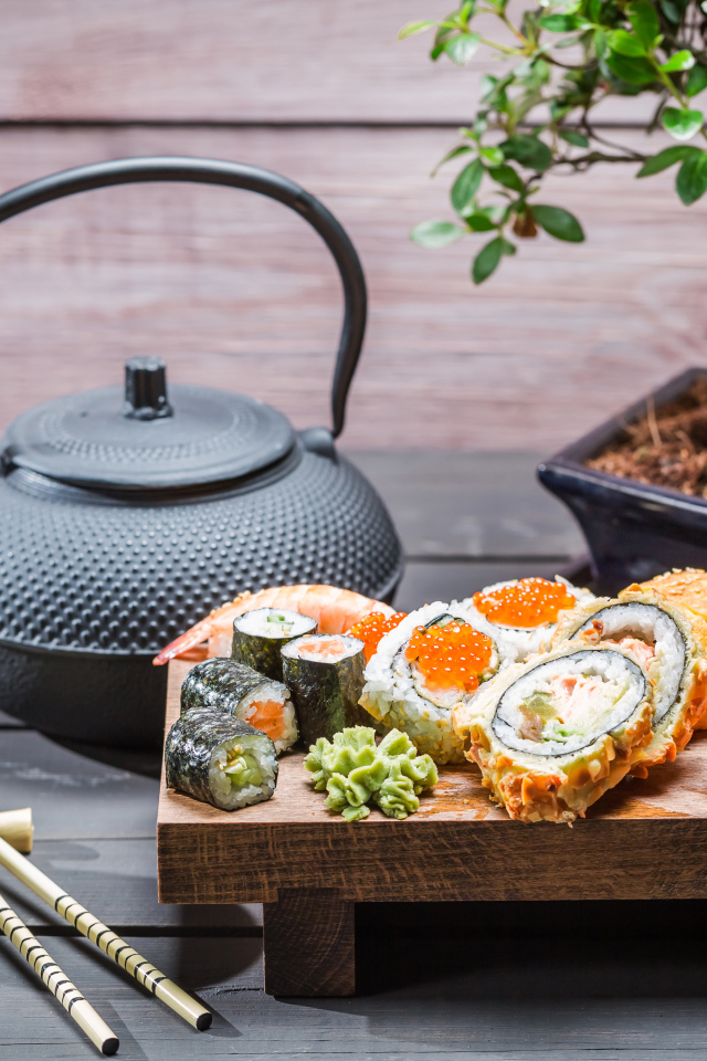 Японские суши на столе с чаем