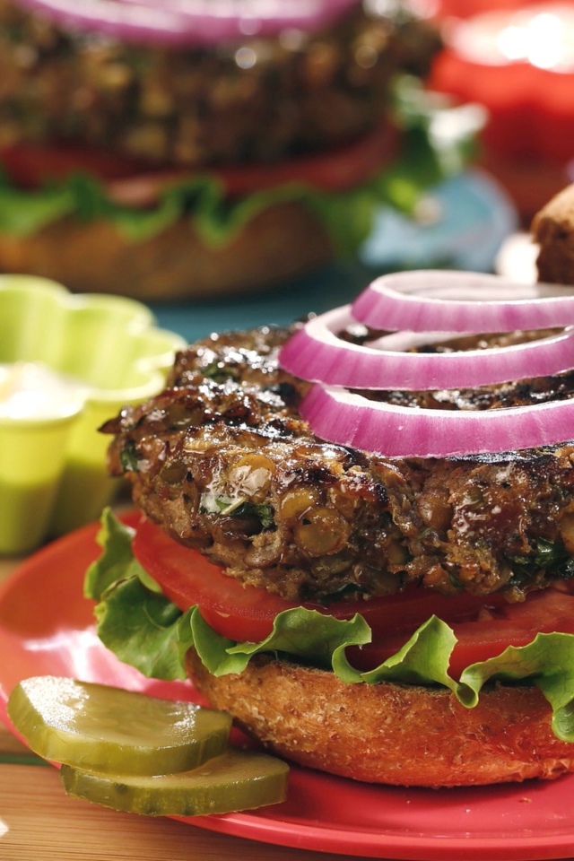 Сочный гамбургер на столе с соусом 