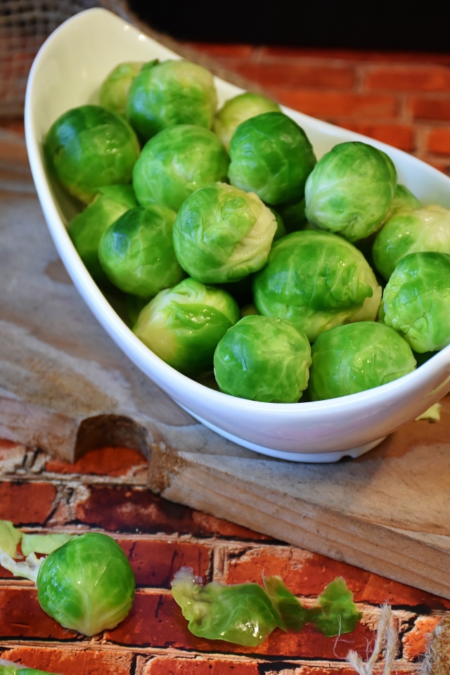 Маленькая зеленая брюссельская капуста на столе 