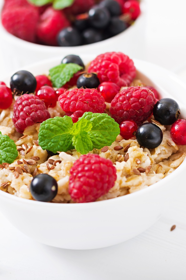 Мюсли с ягодами малины,  черники и красной смородины на завтрак
