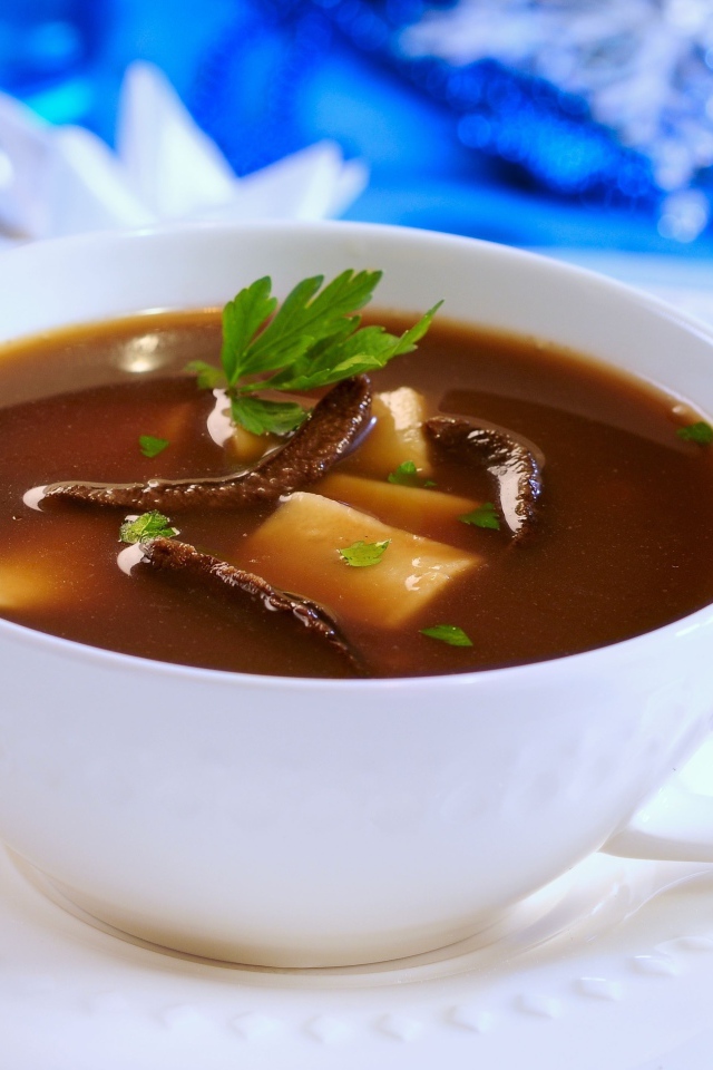 Грибной суп в белой тарелке