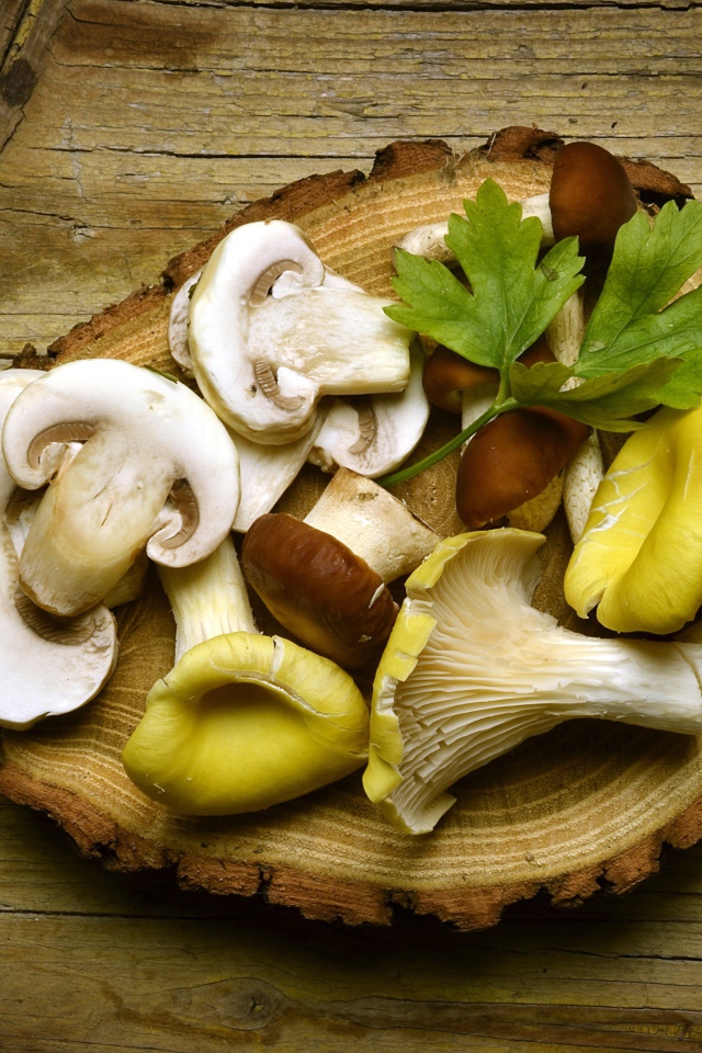 Грибы на деревянной разделочной доске
