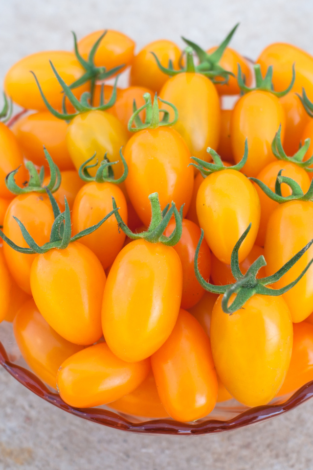 Оранжевые помидоры на тарелке крупным планом