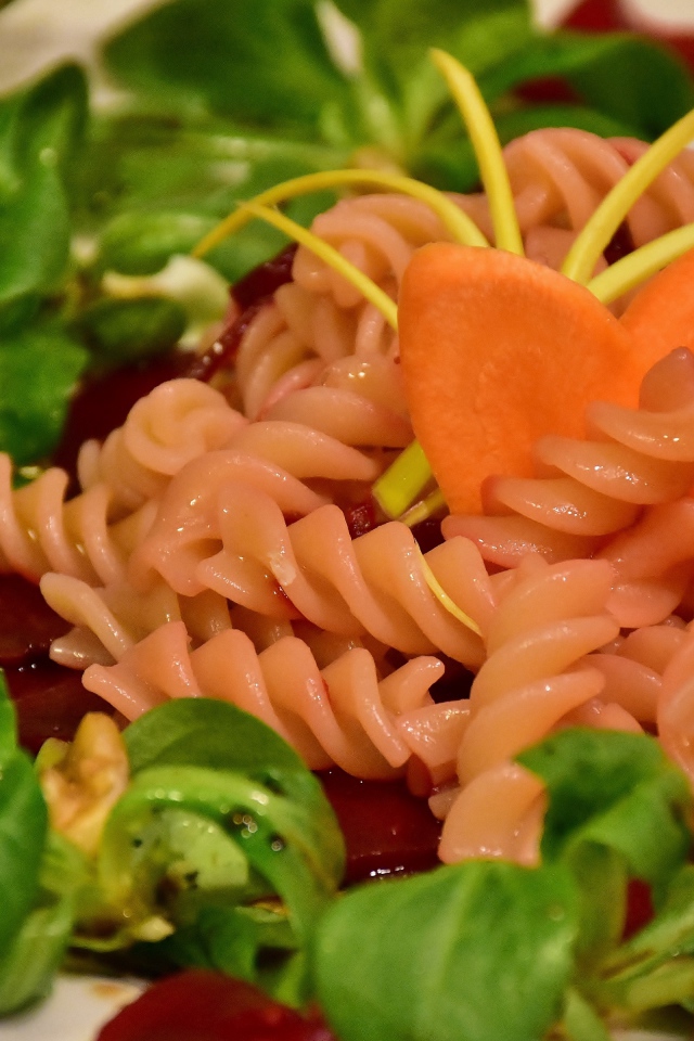 Макароны с базиликом и соусом на обед 