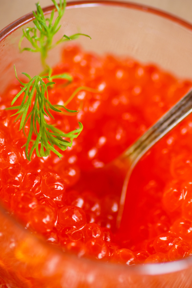 Красная икра в баночке с вилкой 