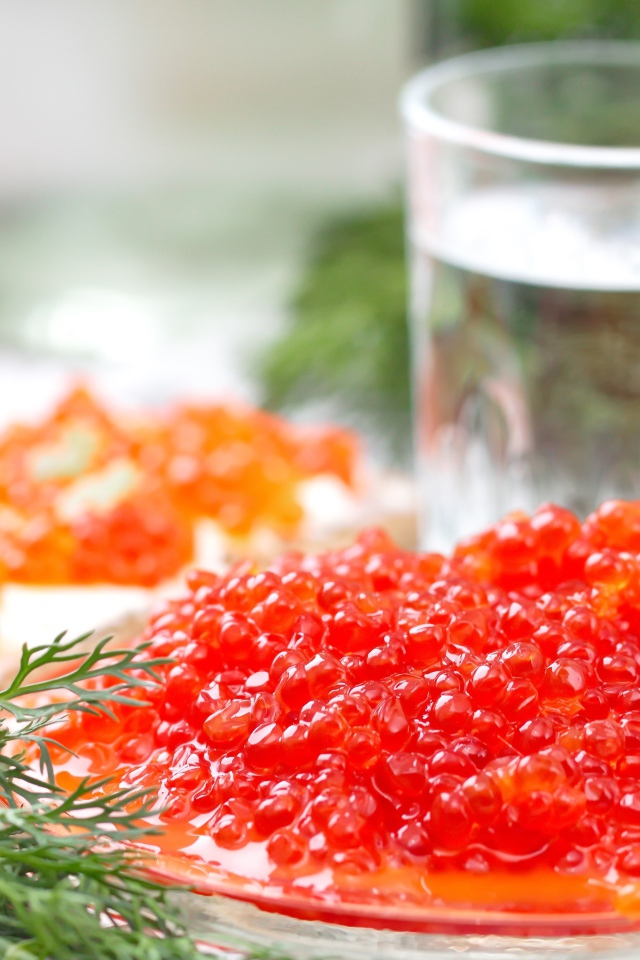 Красная икра с укропом на праздничном столе