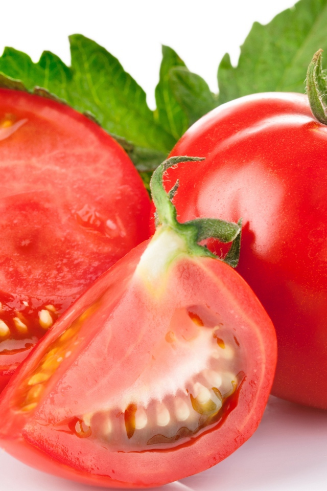 Спелые красные помидоры на белом фоне