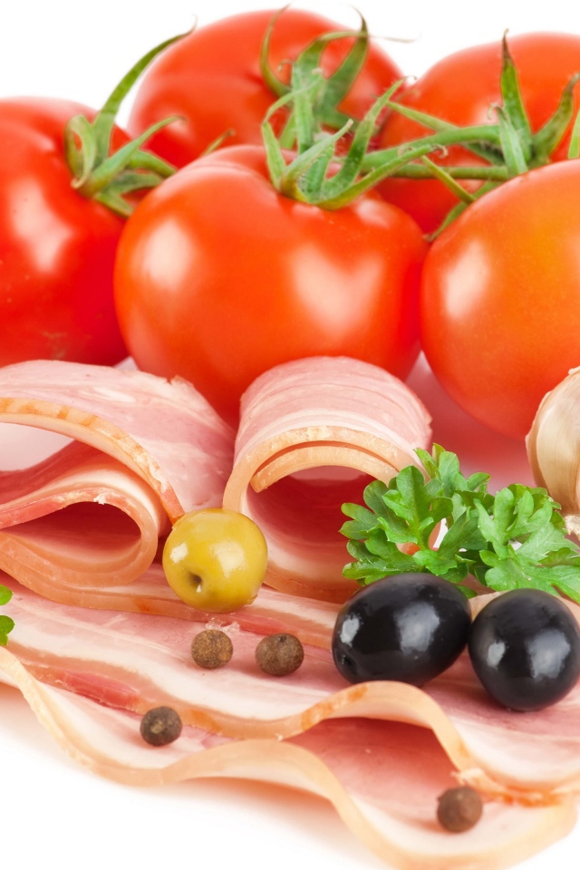 Спелые красные помидоры с беконом, чесноком и оливками на белом фоне
