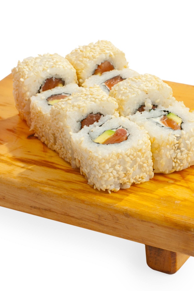 Роллы на деревянной доске с лимоном и имбирем