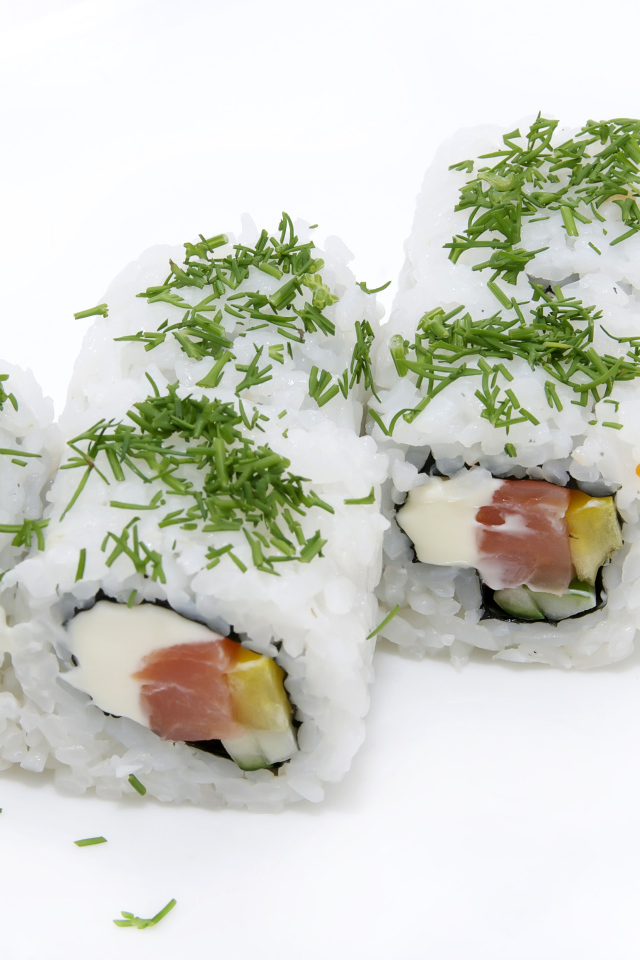 Роллы с рисом и зеленью на белом фоне