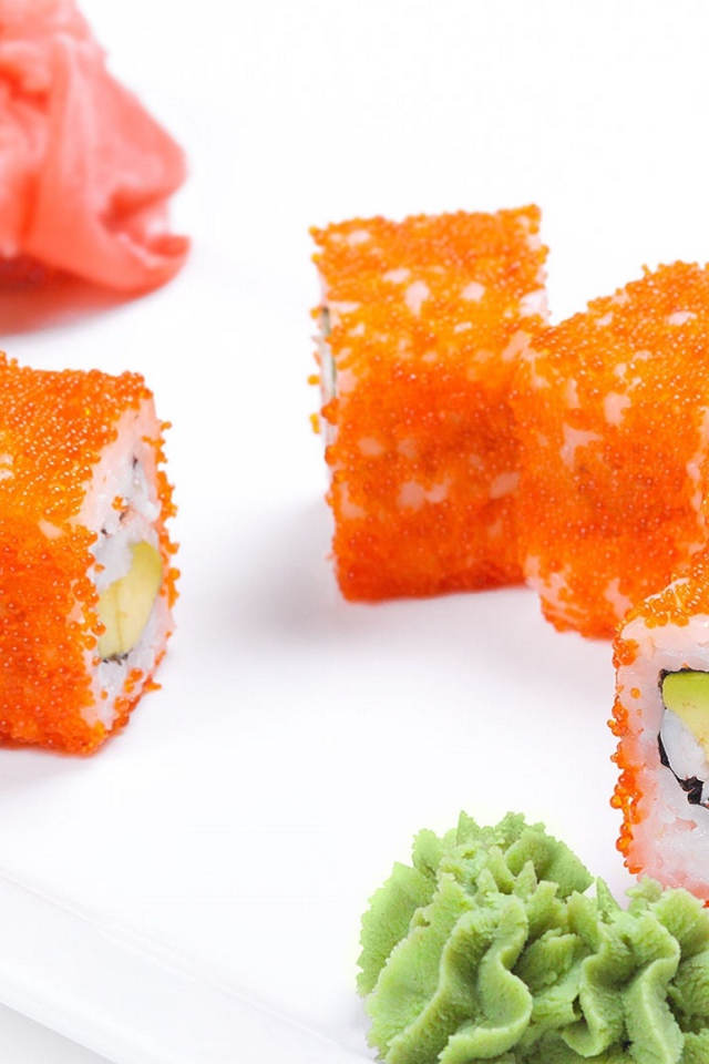 Роллы с васаби и имбирем на белом фоне