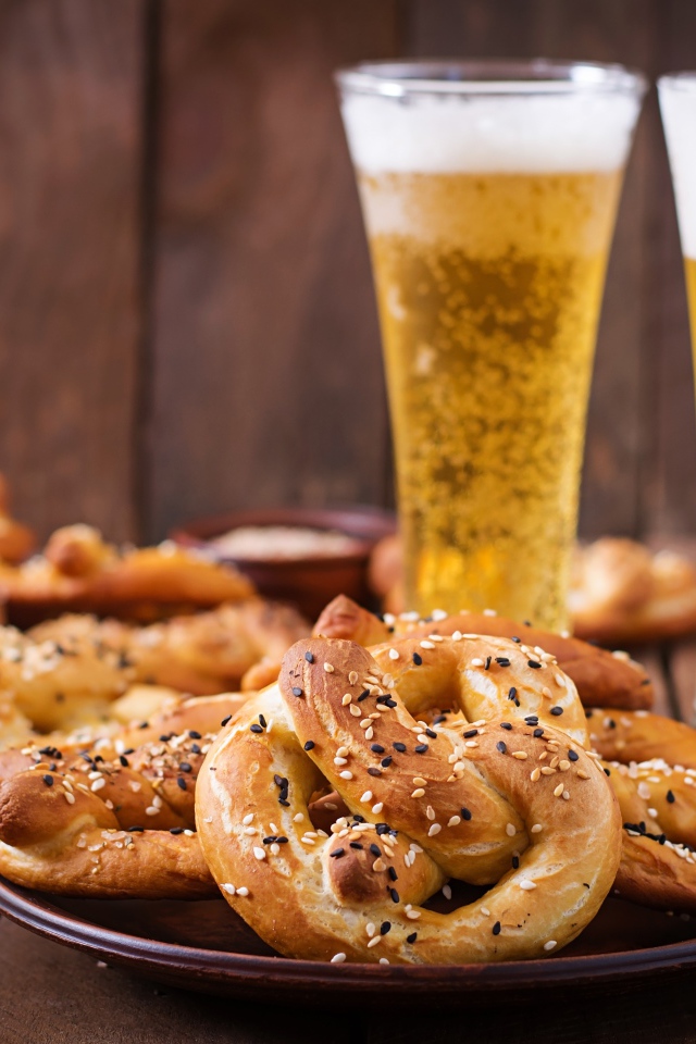 Соленое печенье с пивом на столе 