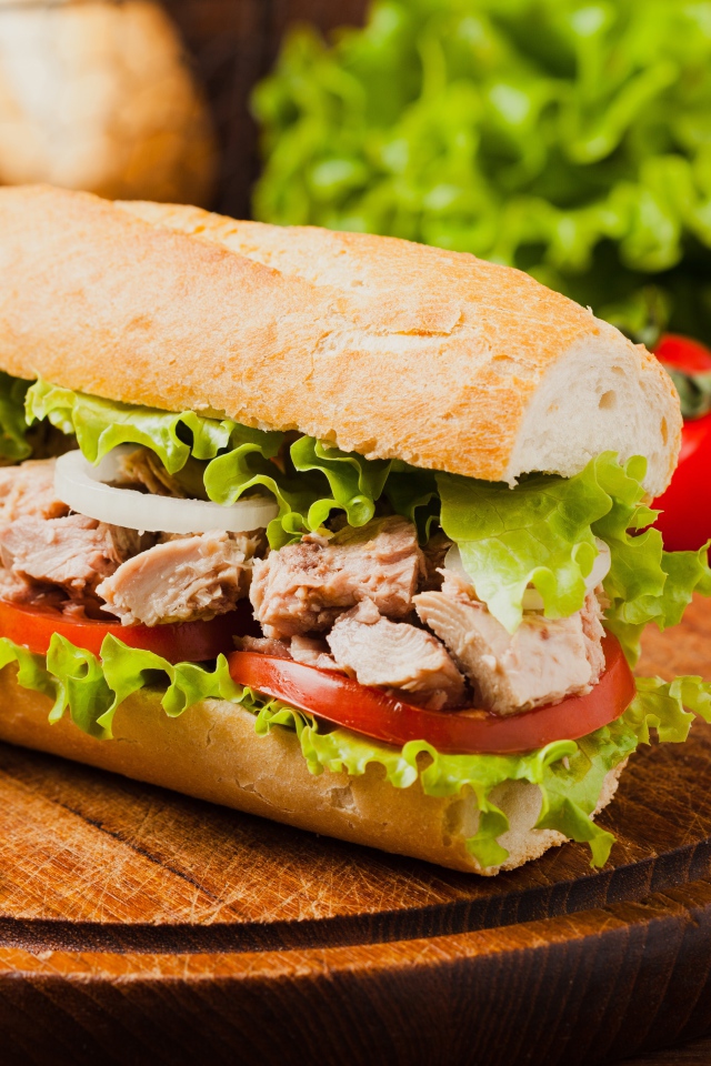 Бутерброд с мясом, помидорами и листьями салата 