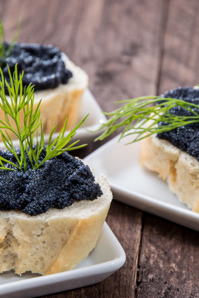 Бутерброды с черной икрой и укропом