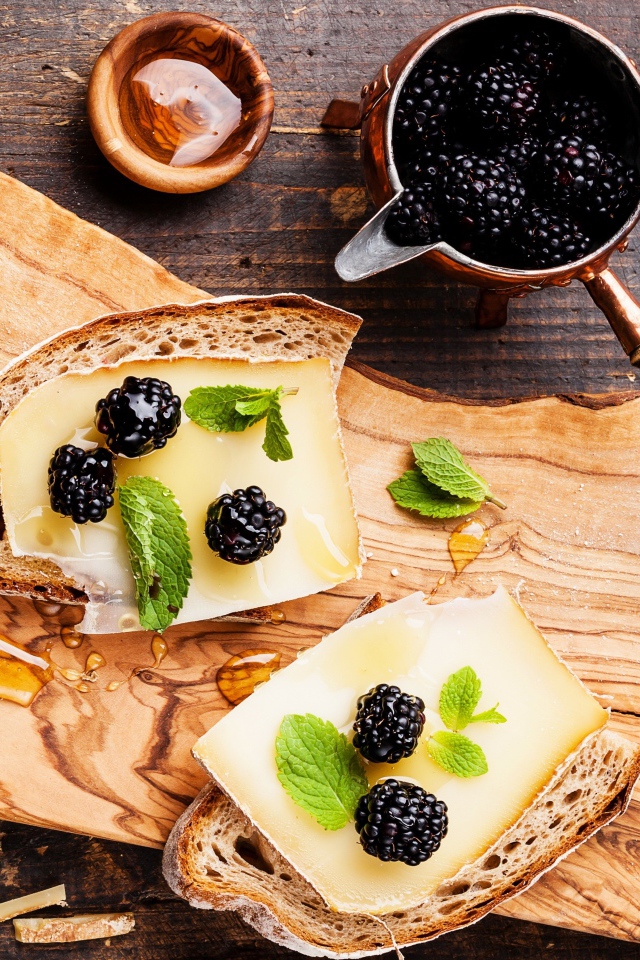 Бутерброды с сыром, медом и ягодами черники