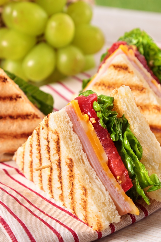 Сэндвичи с хрустящими тостами на столе