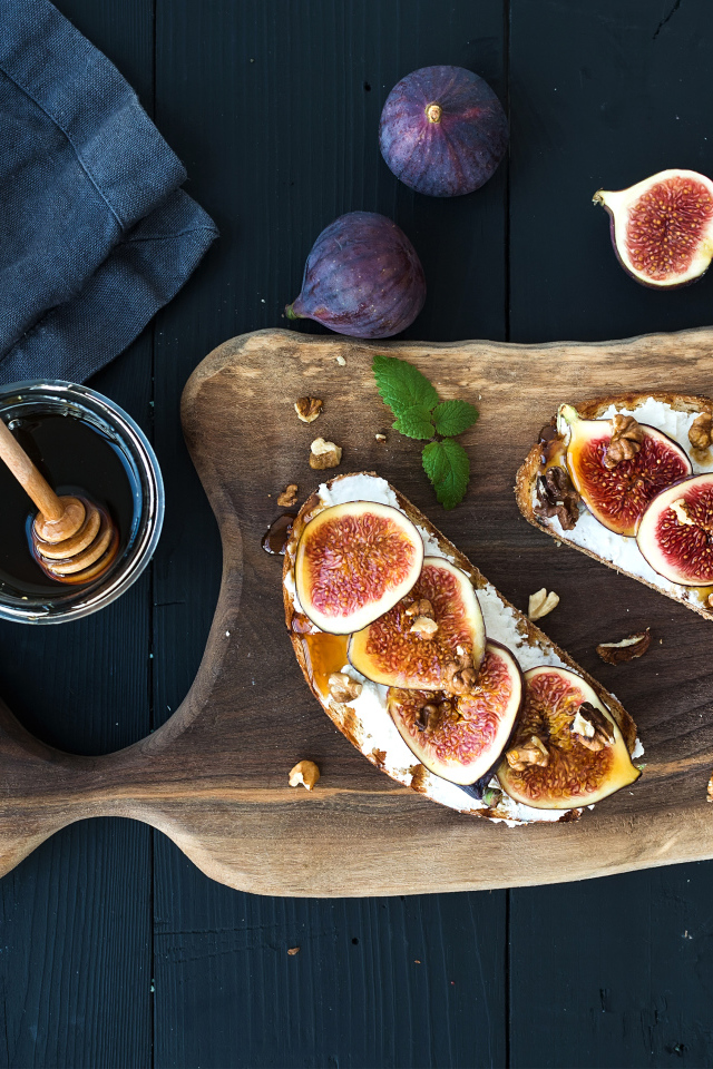 Бутерброды с инжиром на разделочной доске с медом 