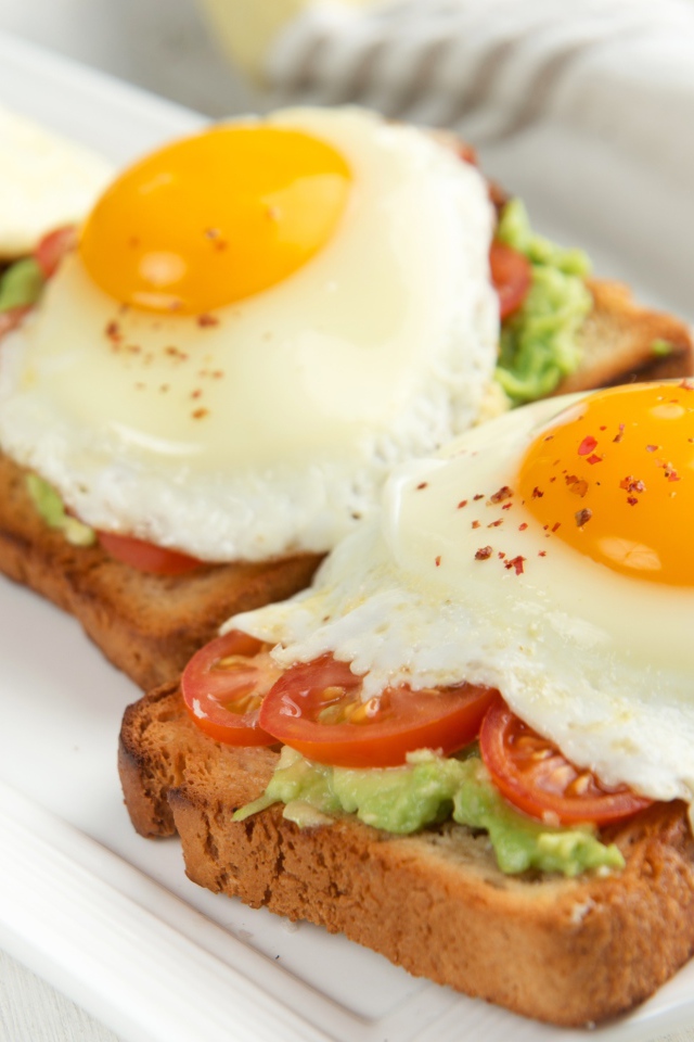 Бутерброды с помидорами и яичницей