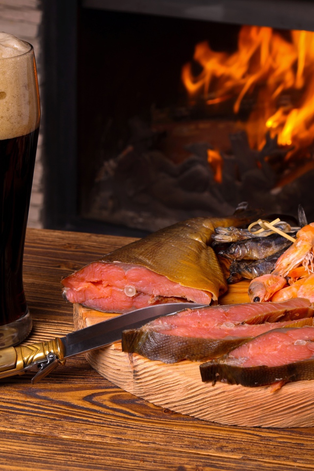 Копченая рыба с креветками у камина с бокалом темного пива