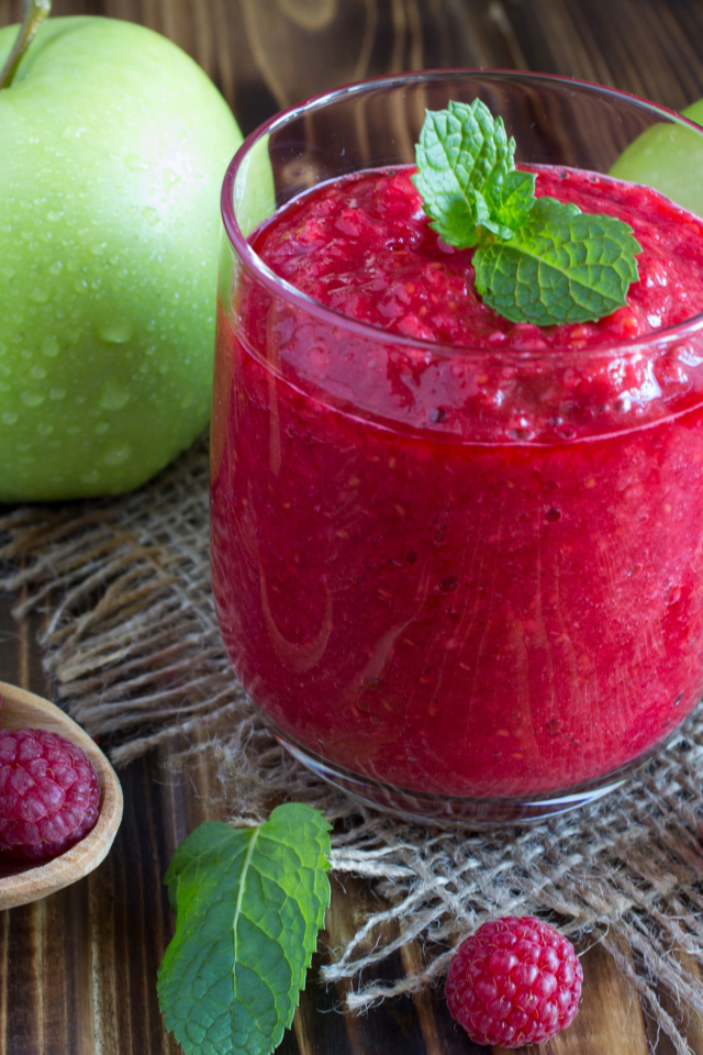 Смузи с малиной и зелеными яблоками в стакане