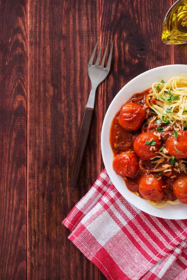 Спагетти с помидорами и сыром на столе
