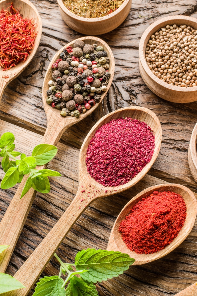 Специи в деревянных ложках на столе