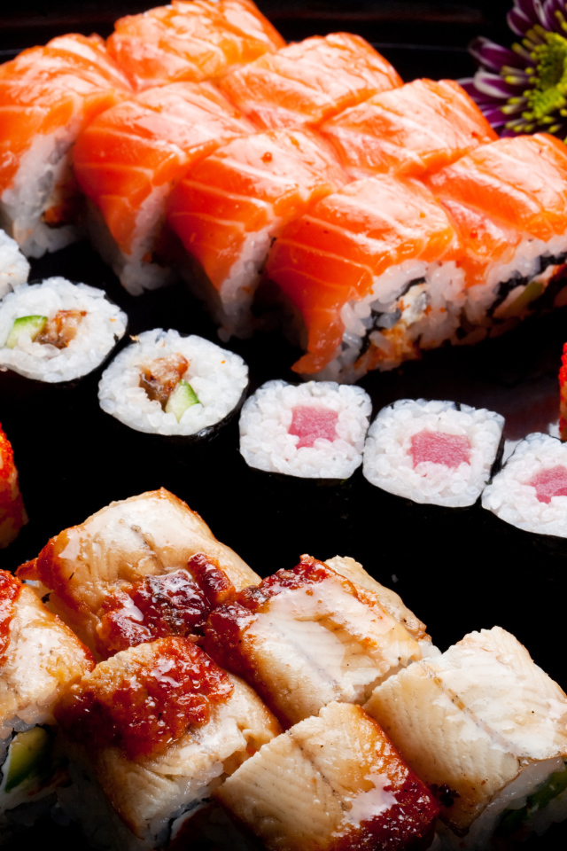Вкусные роллы и суши на тарелке