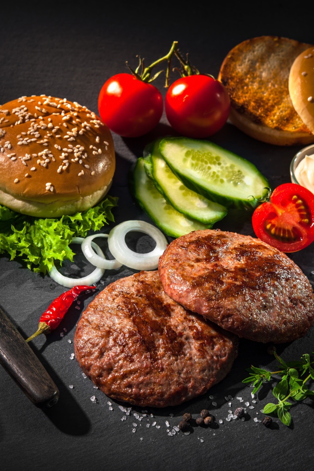 Вкусный натюрморт из гамбургеров на сером фоне
