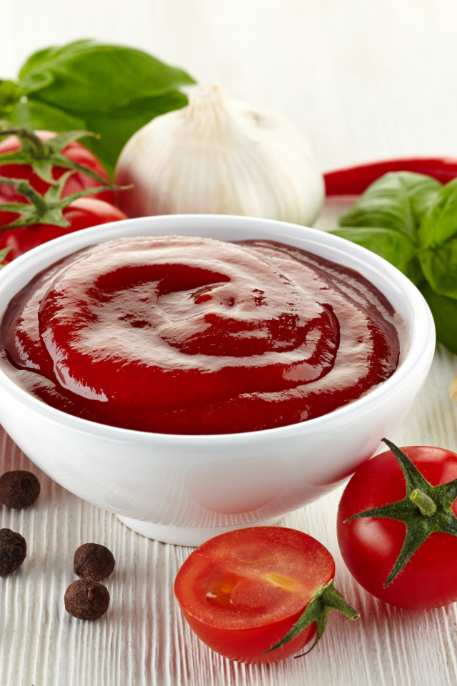 Томатный соус на столе помидорами, чесноком, и горьким перцем