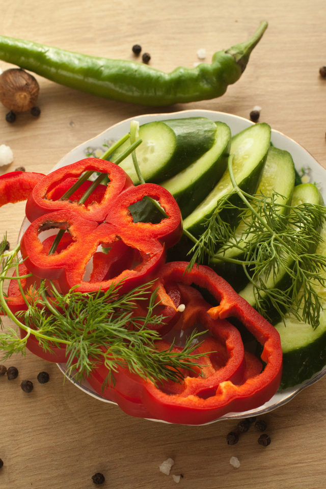 Вегетарианская еда на столе со специями 