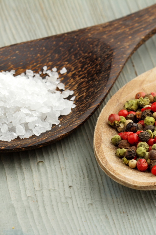 Деревянные ложки с солью и с перцем